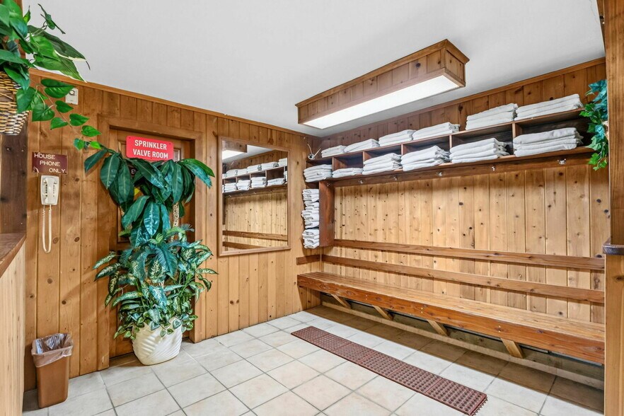 More Photos Of 205 Beaver Lodge Rd, Frisco Hotel For Sale