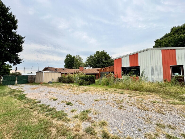 More Photos Of 2804 S 4th St, Chickasha Office For Sale