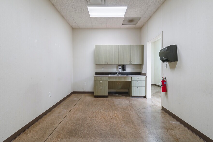 More Photos Of 2920 Shotts St, Fort Worth Distribution For Lease