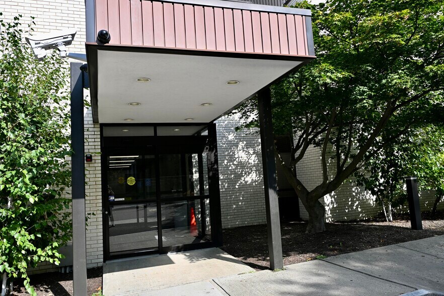 More Photos Of 4 Dearfield Dr, Greenwich Medical For Lease