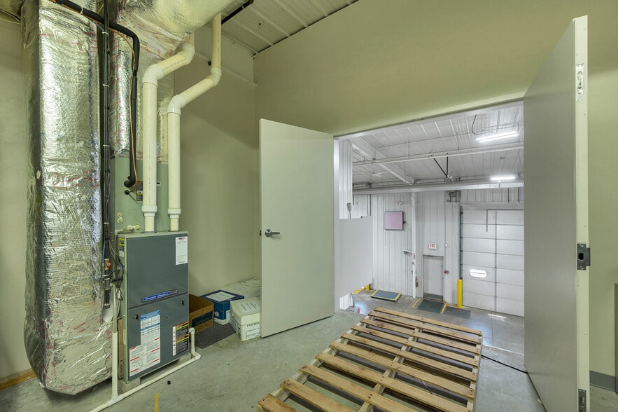 More Photos Of 1725 Suburban Dr, De Pere Manufacturing For Sale