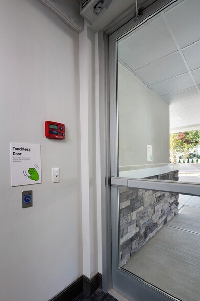 More Photos Of 2909 Main St, Stratford Medical For Lease