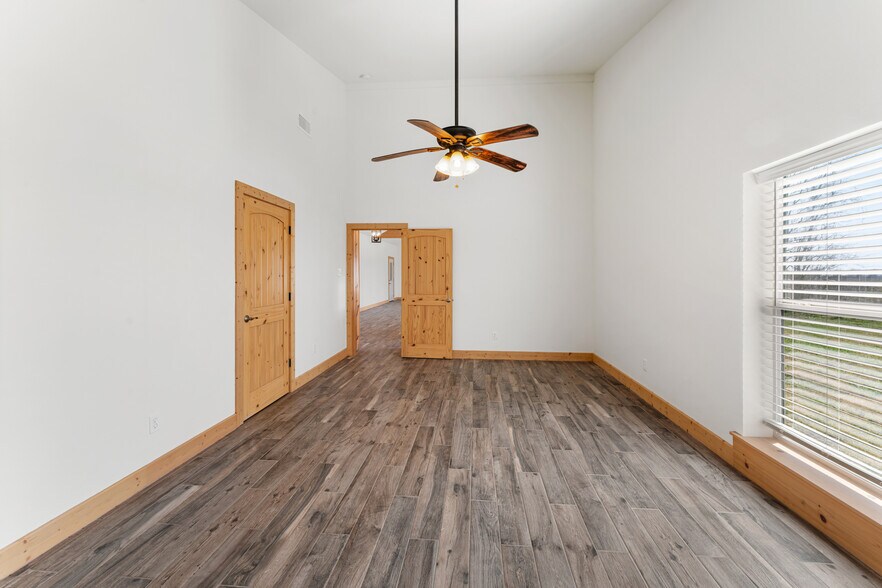 More Photos Of 9702 Surrey Ln, Richmond Light Distribution For Sale