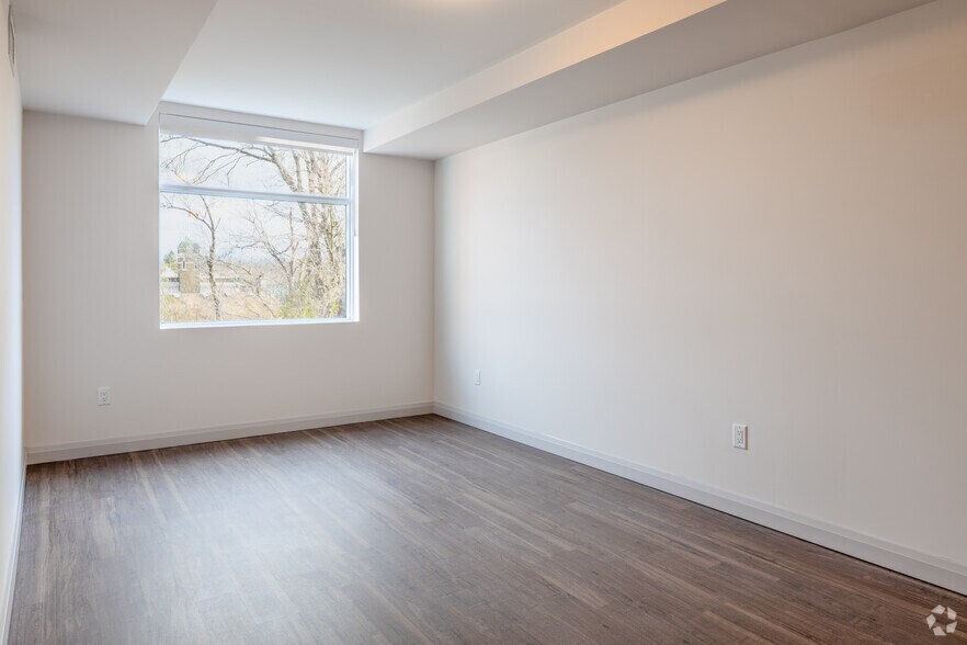 More Photos Of 16 Queen St W, Cambridge Apartments For Lease