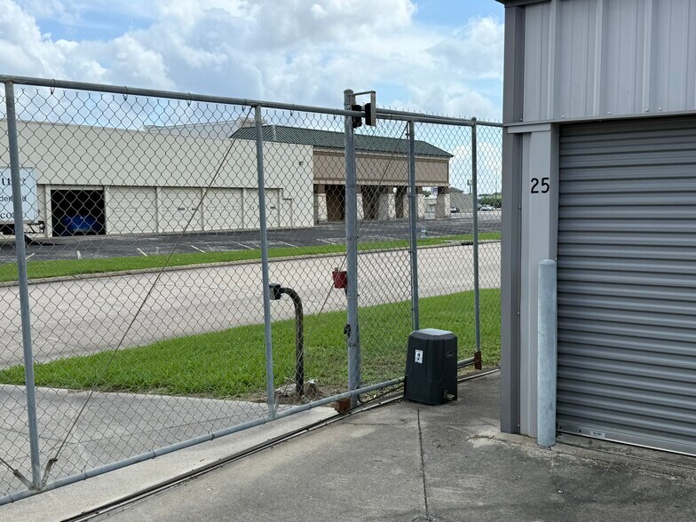 More Photos Of 1420 S 21st St, Nederland Specialty For Sale