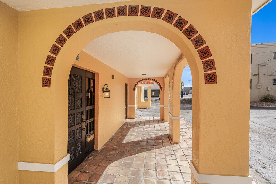 More Photos Of 537 10th St W, Bradenton Office For Lease