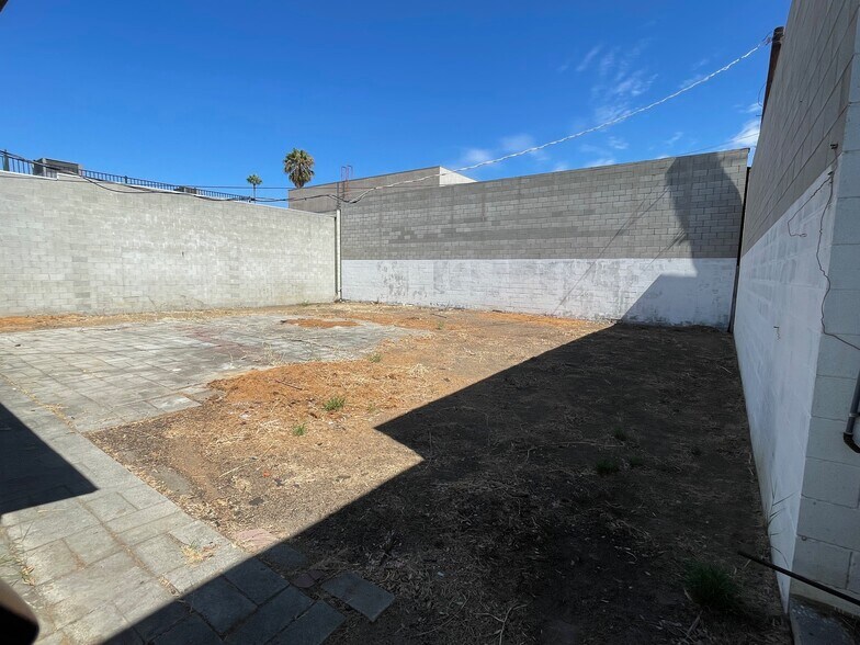 More Photos Of 16123 Wyandotte St, Van Nuys Service For Lease