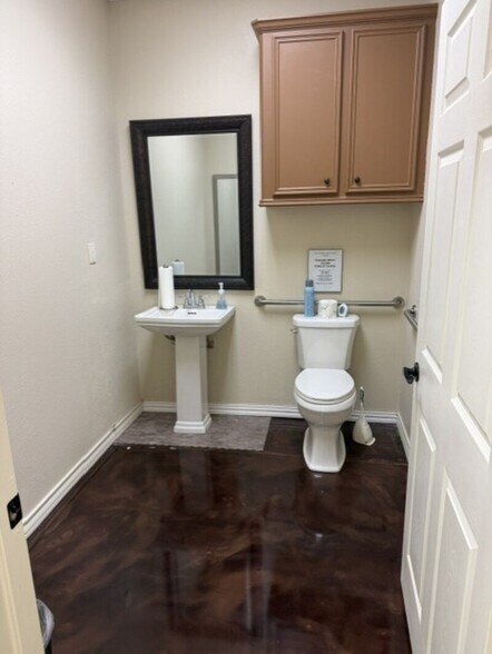 More Photos Of 2915 S Sam Houston Pky E, Houston Unknown For Lease