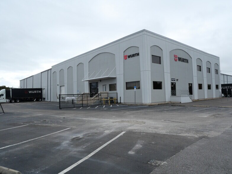 More Photos Of 5104-5108 W Hanna Ave, Tampa Warehouse For Lease
