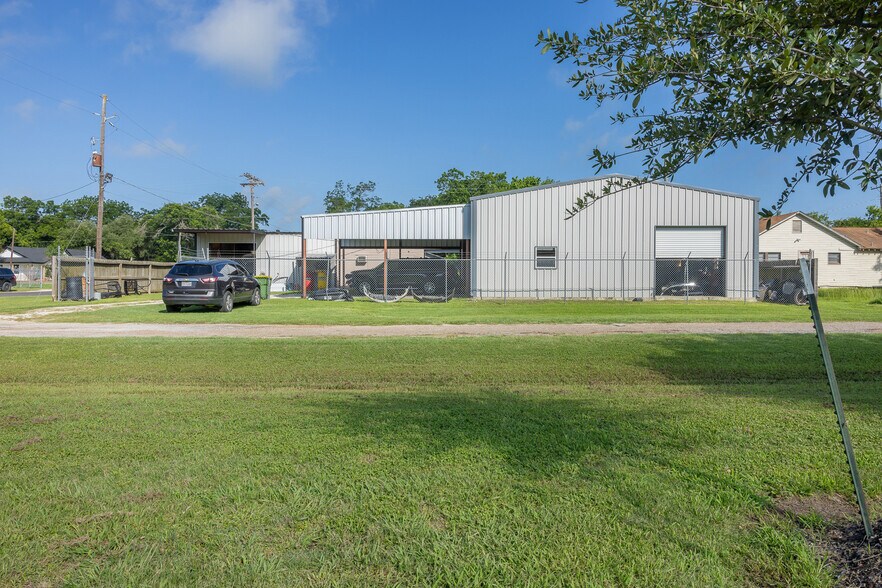 More Photos Of 418 S Commerce St, Bremond Auto Repair For Sale