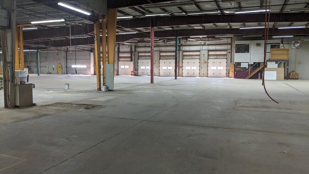 More Photos Of 78 Pth 52 W, Steinbach Distribution For Sale