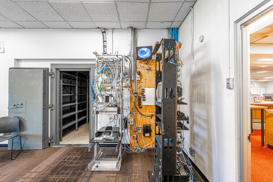 More Photos Of 2495 Lakeshore Dr, Lake Elsinore Bank For Sale