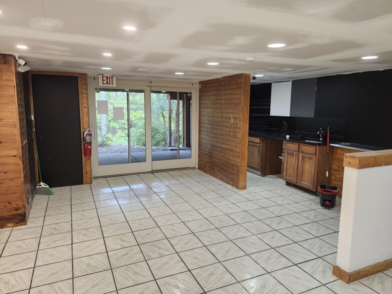 More Photos Of 730 N Old Woodward Ave, Birmingham Storefront Retail Office For Lease