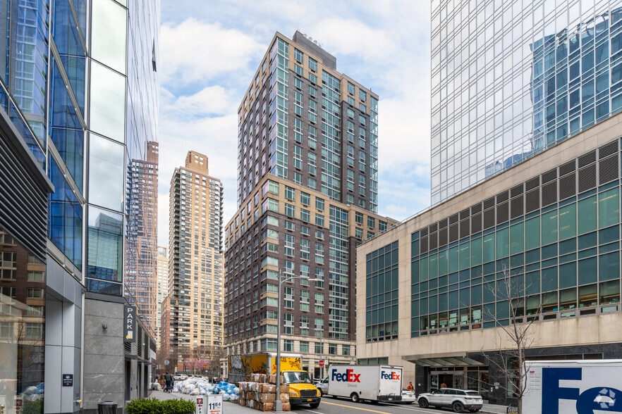 More Photos Of 33 West End Ave, New York Apartments For Lease