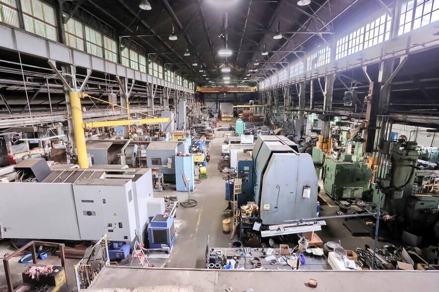 More Photos Of 800 N Water Ave, Sharon Service For Lease