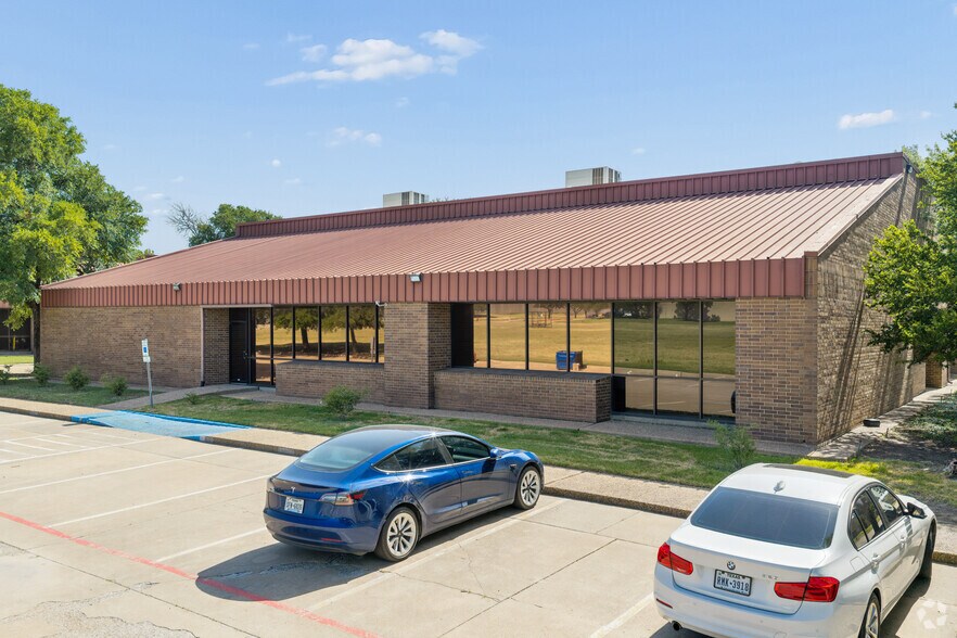 More Photos Of 801-815 Greenview Dr, Grand Prairie Unknown For Lease