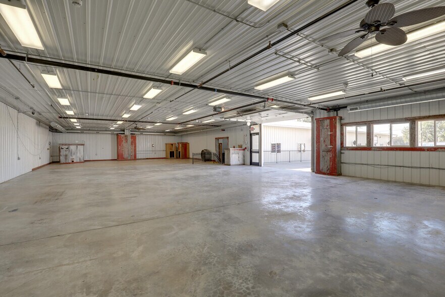 More Photos Of 711 S Front St, Quincy Industrial For Lease