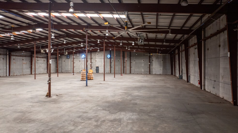 More Photos Of 3000 Lausat St, Metairie Warehouse For Lease