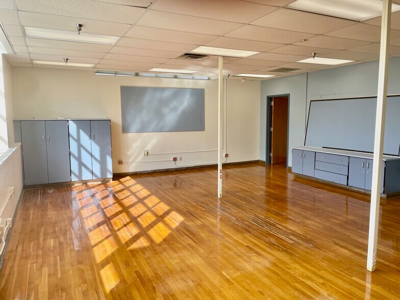 More Photos Of 216 E College St, Seguin Flex For Sale