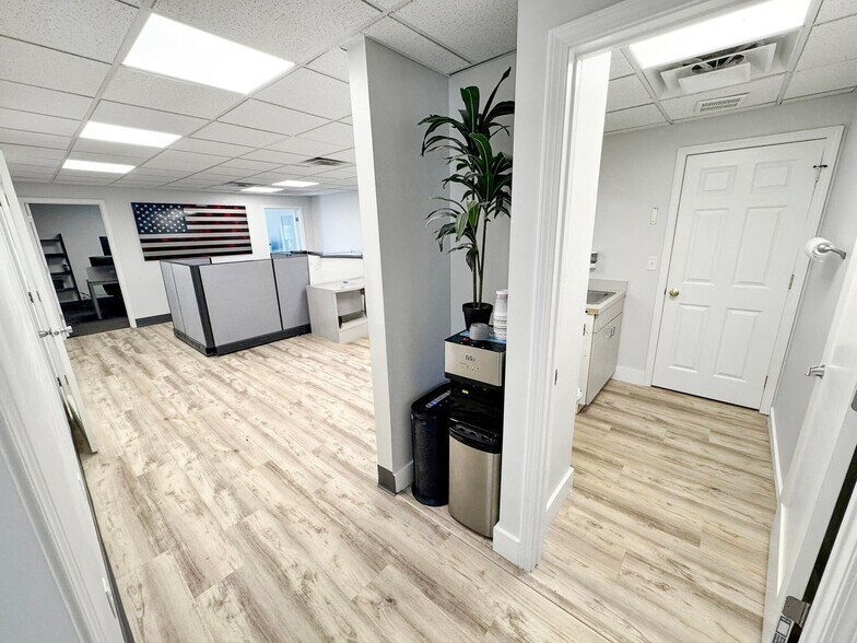 More Photos Of 225 Aberdeen Dr, Valparaiso Office For Sale