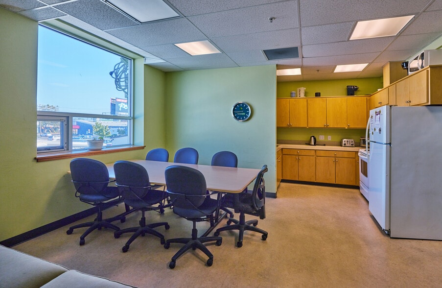 More Photos Of 990 Garfield St, Eugene Showroom For Lease