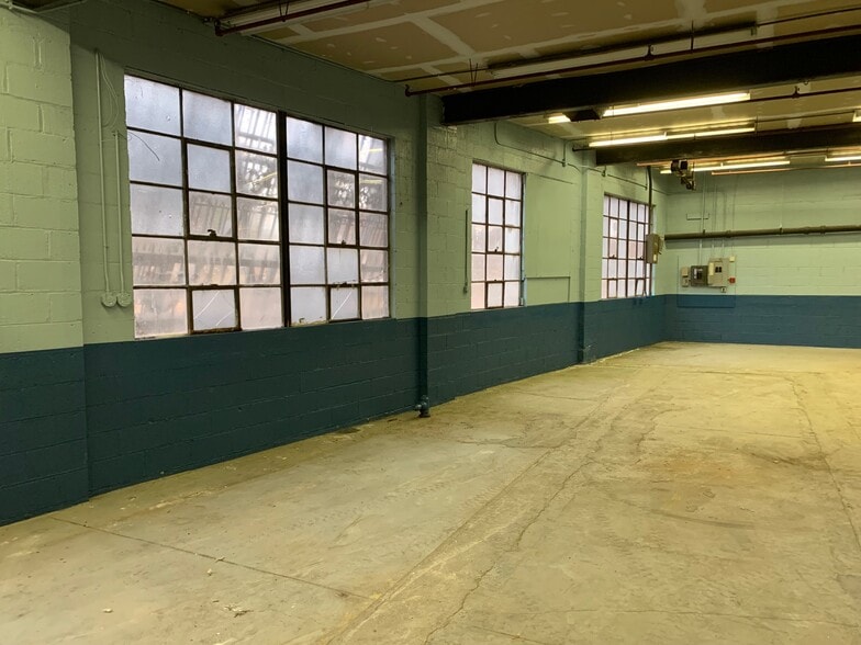 More Photos Of 210-211 Cottage St, Poughkeepsie Warehouse For Lease