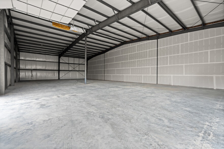 More Photos Of 954 Ort Ln, Merlin Warehouse For Lease