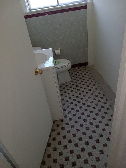 More Photos Of 515 W Butler Ave, Chalfont Veterinarian Kennel For Sale