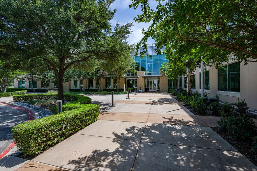 More Photos Of 13500 Heritage Pky, Fort Worth Office For Lease