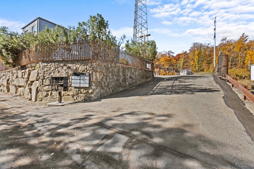 More Photos Of 50 Rockland Rd, Norwalk Warehouse For Lease