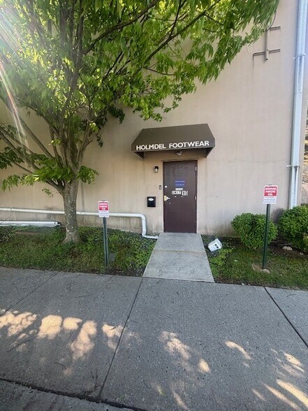 More Photos Of 8 Timber Ln, Marlboro Manufacturing For Lease