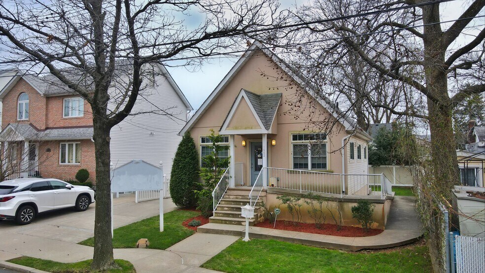 More Photos Of 1562 Drumgoole Rd E, Staten Island Medical For Sale