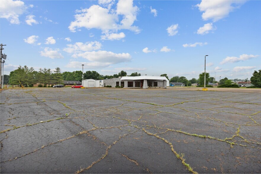 More Photos Of 610 Sainte Genevieve Dr, Sainte Genevieve Auto Dealership For Sale