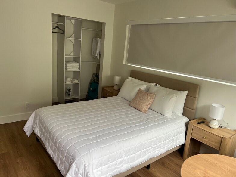 More Photos Of 327 Harding St, Hollywood Hotel For Sale