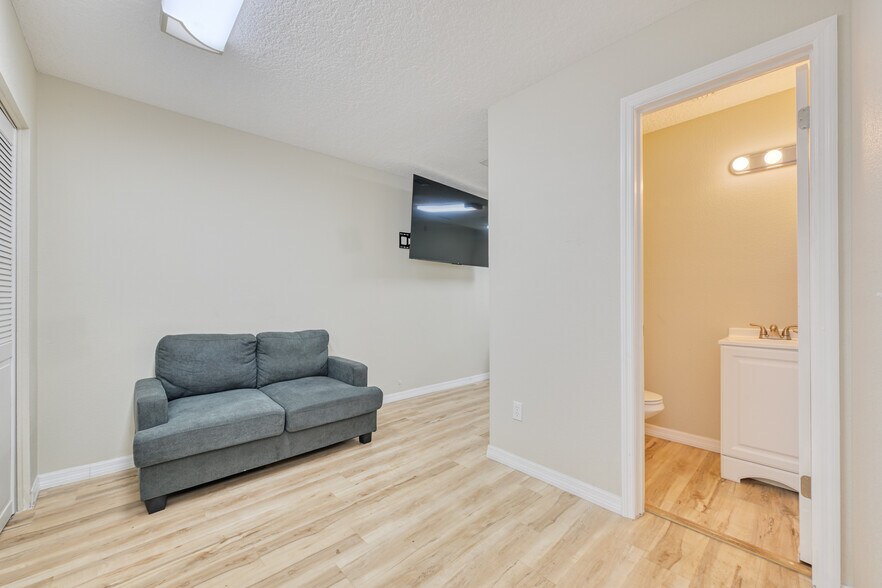 More Photos Of 1824 Blanding Blvd, Jacksonville Medical For Sale