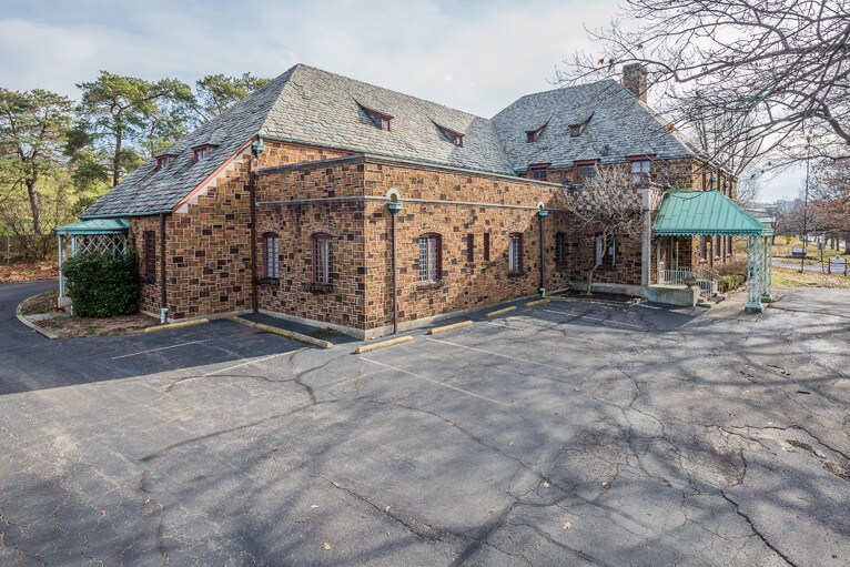 More Photos Of 3464 Central Pky, Cincinnati Funeral Home For Sale