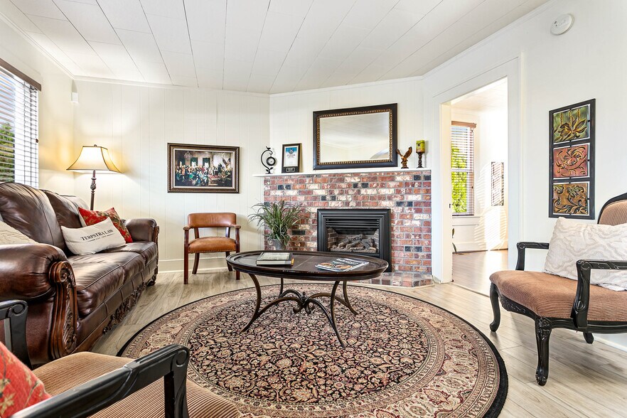 More Photos Of 709 Grover St, Lynden Office For Sale