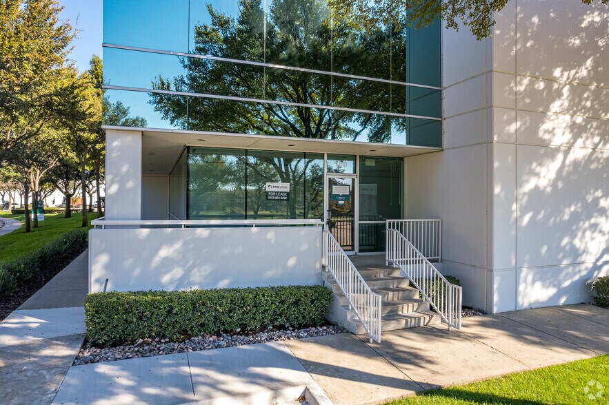 More Photos Of 11550 Newberry St, Dallas Warehouse For Lease