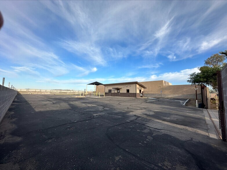 More Photos Of 7808 N 68th Ave, Glendale Distribution For Sale