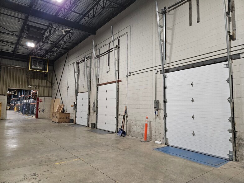 More Photos Of 7875 Rte Transcanadienne, Montréal Warehouse For Lease