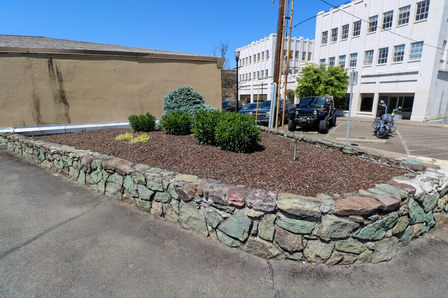 More Photos Of 619 SE Main St, Roseburg Bank For Lease