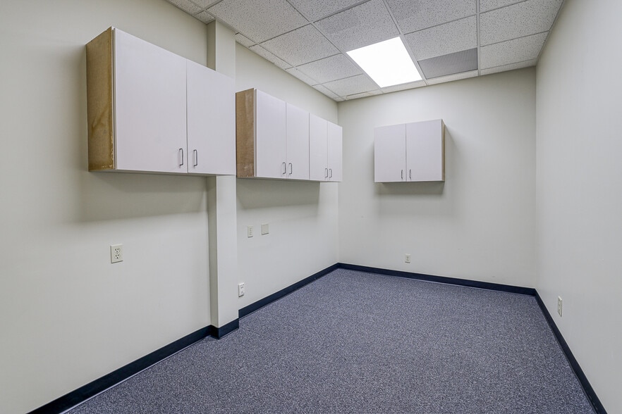 More Photos Of 10502 NW Ambassador Dr, Kansas City Office For Lease