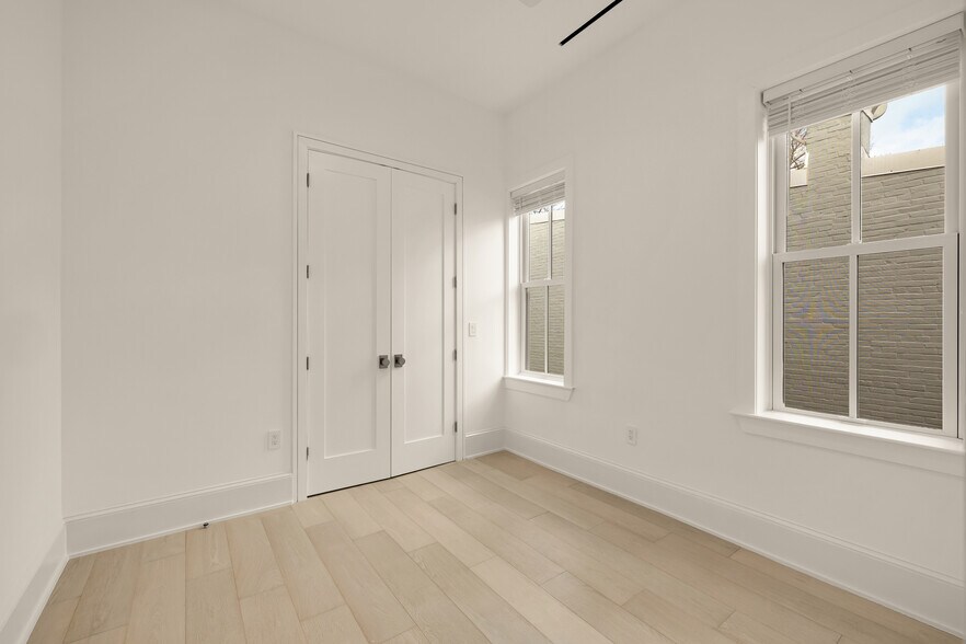 More Photos Of 329 8th St NE, Washington Office For Sale