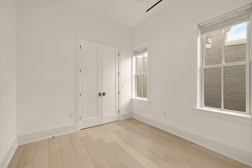 More Photos Of 329 8th St NE, Washington Office For Sale