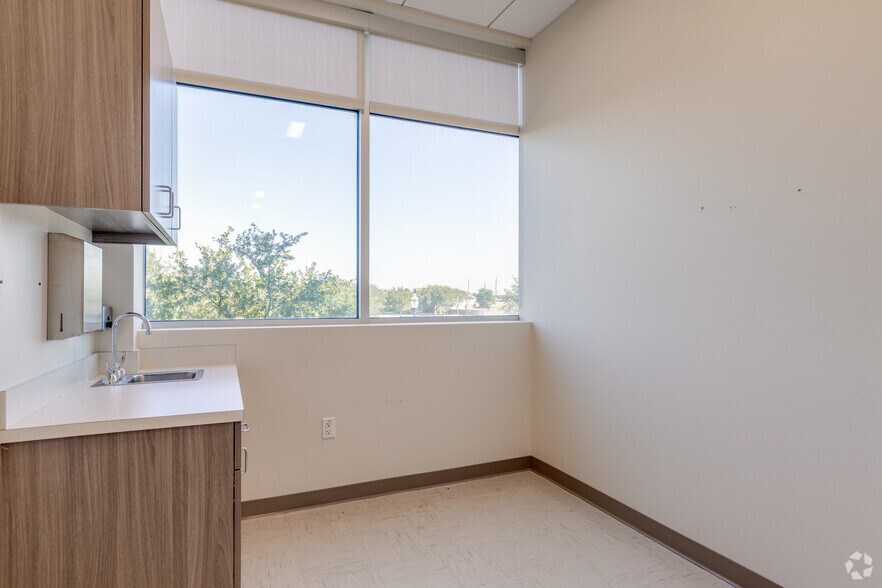More Photos Of 7616 Branford Pl, Sugar Land Medical For Lease