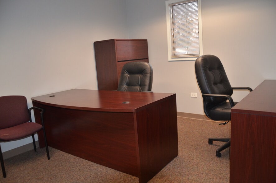 More Photos Of 718 N Bridge St, Yorkville Office For Lease