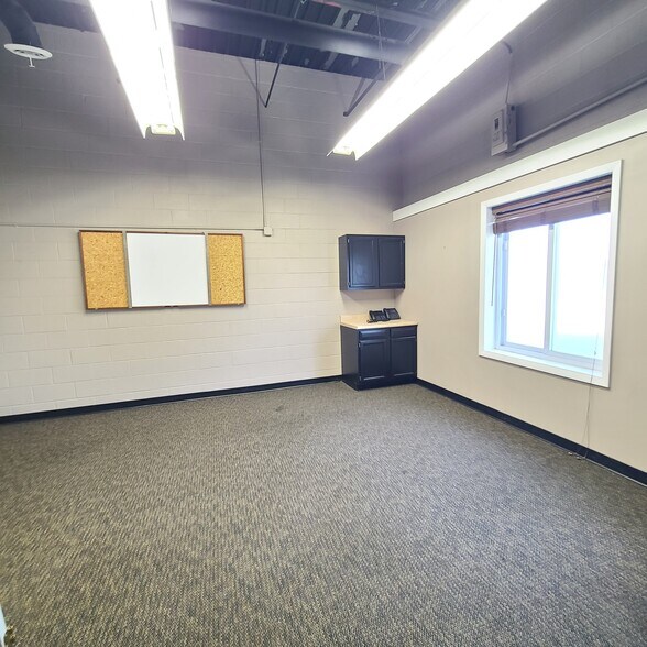 More Photos Of 433 Council Dr, Fort Wayne Flex For Lease