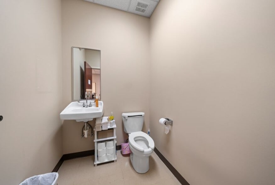 More Photos Of 781 Weatherly Dr, Clarksville Medical For Sale