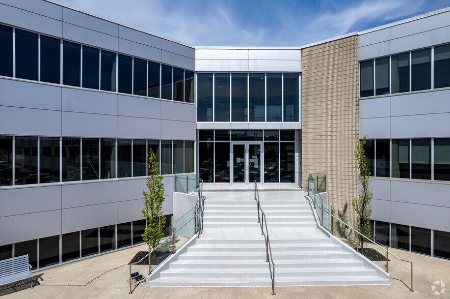 More Photos Of 1 Sparks Ave, Toronto Office For Lease