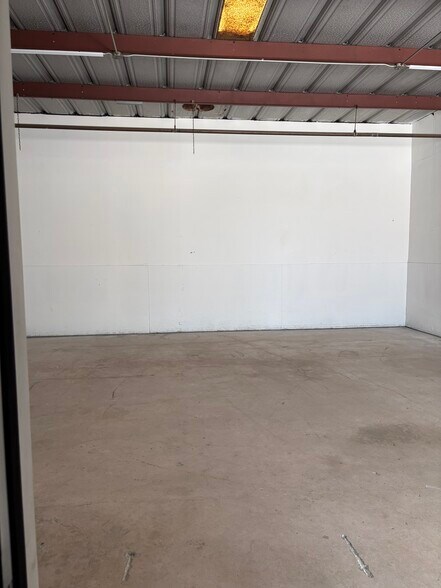 More Photos Of 7999 Hansen Rd, Houston Unknown For Lease